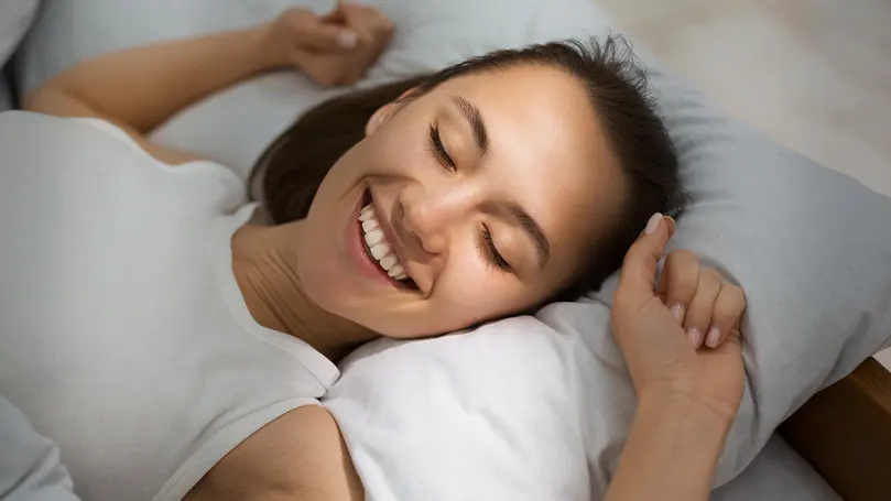 Une femme qui rit en dormant.