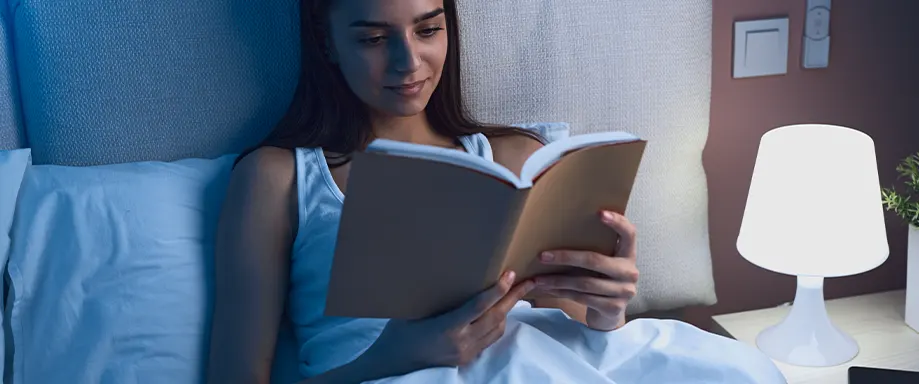Femme lisant au lit