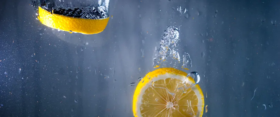 Tranches de citron dans de l'eau