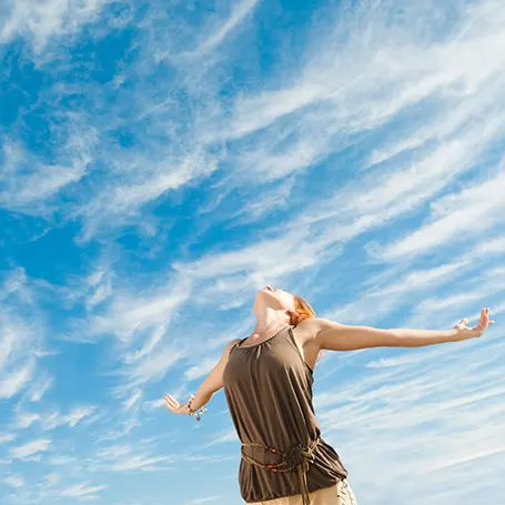 Image d'une femme profitant d'un ciel dégagé.