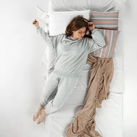 Une femme dormant dans un lit