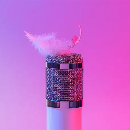 Image d'un microphone surmonté d'une plume