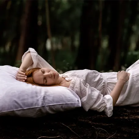 Image d'une femme dormant dans la nature