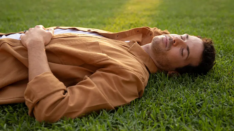 un homme dormant sur l'herbe