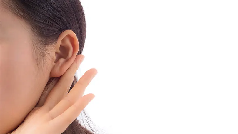 Image d'une personne portant la main à l'oreille et écoutant quelque chose