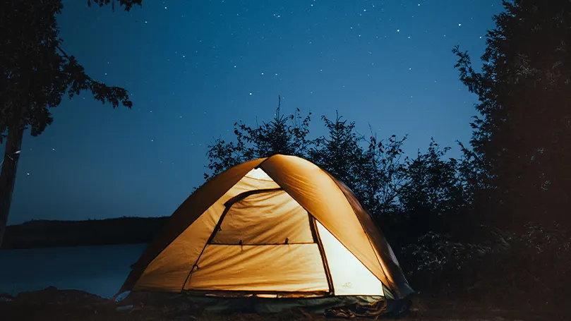 Image d'une tente avec une lampe à l'intérieur