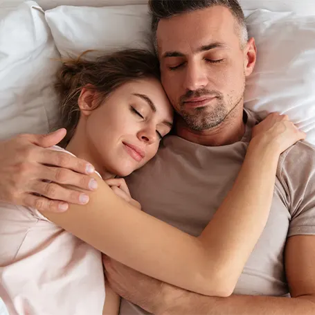 un couple dormant dans un lit