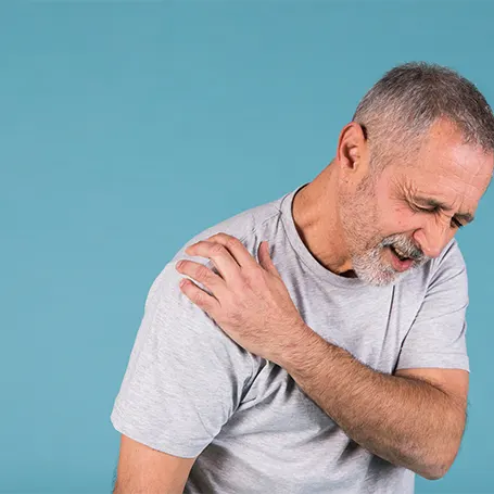 Image d'un homme souffrant de douleurs arthritiques à l'épaule