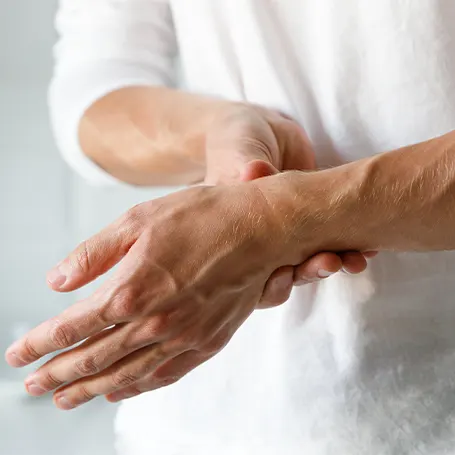 Image d'une personne souffrant de douleurs arthritiques dans les mains