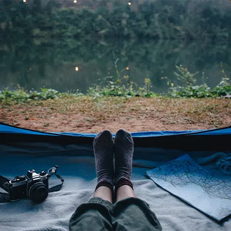 Image d'une personne allongée dans une tente de camping