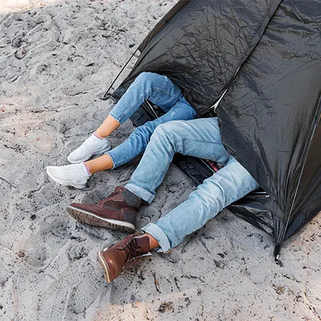 Image d'un couple dormant dans une tente.