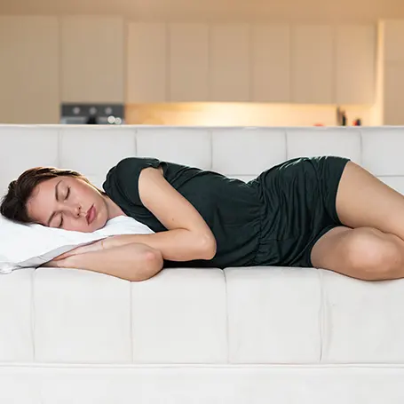Image d'une femme dormant sur le côté