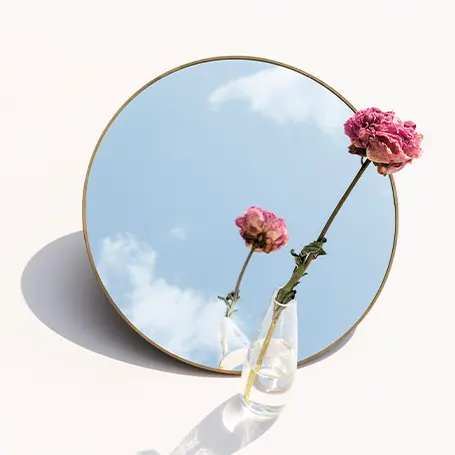 Image d'un miroir devant lequel se trouve une fleur.