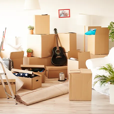 Une image d'une pièce remplie de cartons de déménagement.