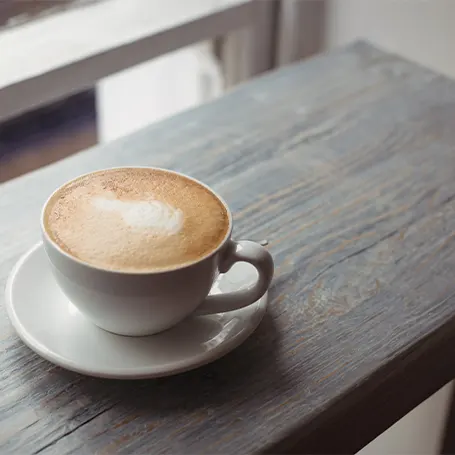 Image d'une tasse de café sur une table.