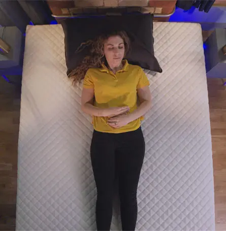 Reviewer couché sur le Premium Hybrid Mattress en tant que dormeur sur le dos.
