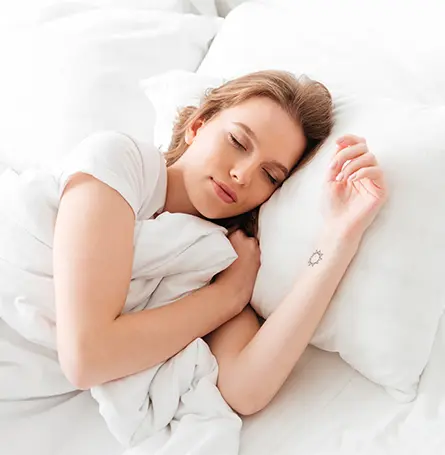 Image d'une femme au lit essayant de dormir
