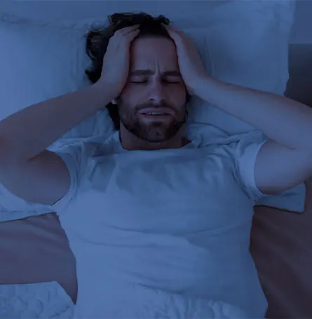 Image d'un homme au lit qui n'arrive pas à s'endormir
