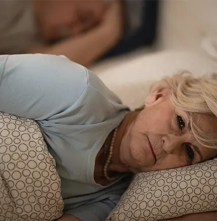 Image d'une femme au lit souffrant d'insomnie et ne parvenant pas à s'endormir.